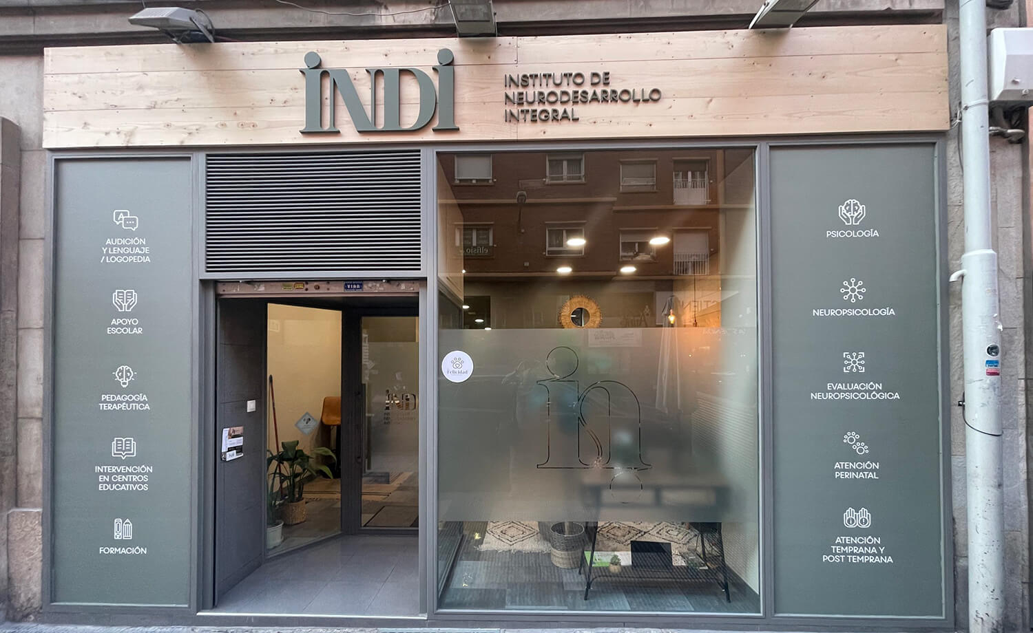 Oficinas que Reflejan Marca en Zaragoza con Grupo Seyal Oficinas que Reflejan Marca en Zaragoza con Grupo Seyal